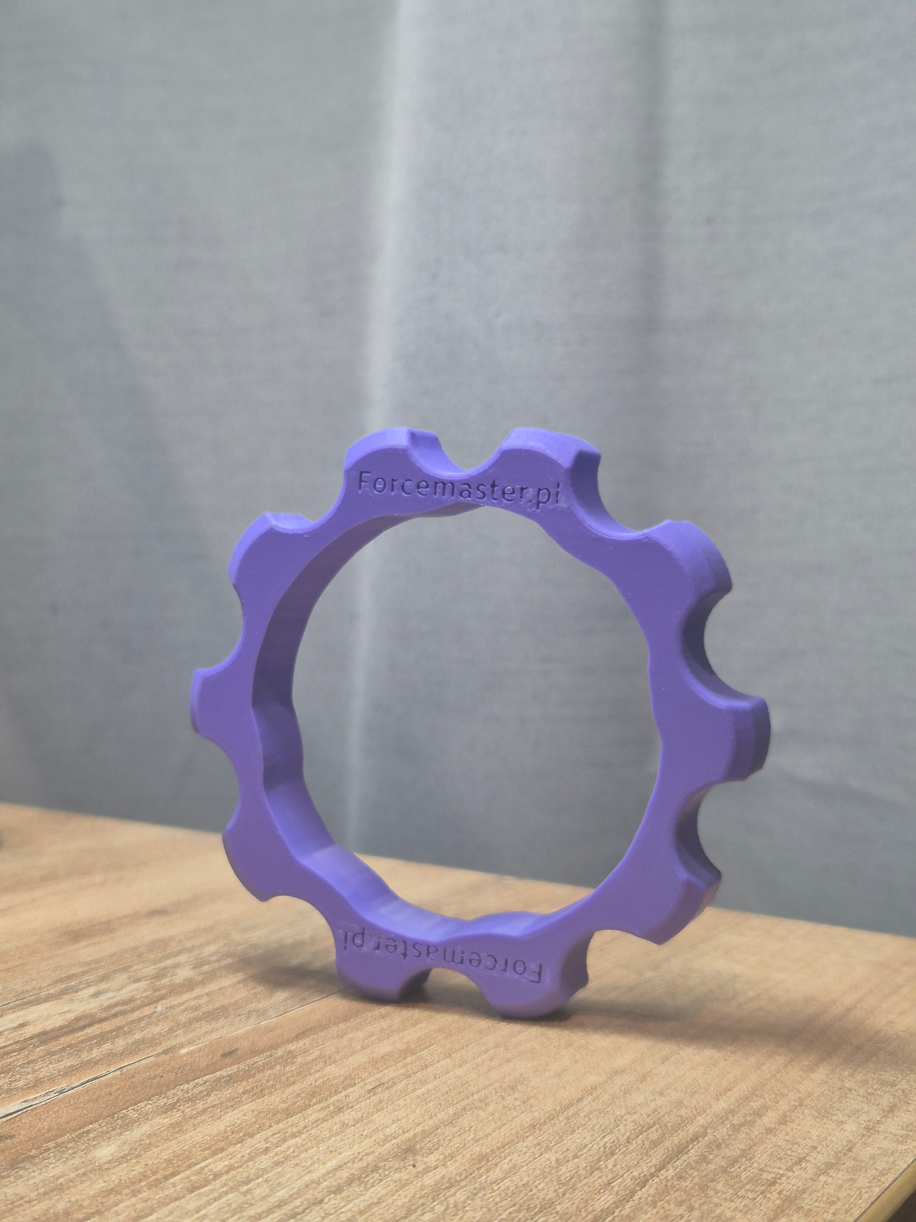 Fioletowy wariant kolorystyczny adaptera Quick Release Forcemaster – personalizacja zestawu simracingowego.