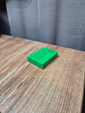 Druk 3D Forcemaster: zielona blokada pod kółka fotela obrotowego na drewnianym biurku. Produkt do stabilizacji krzesła w simracingu.