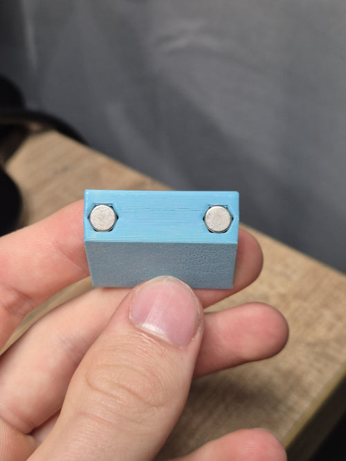 Zbliżenie na spód modu Forcemaster z widocznymi silnymi magnesami neodymowymi zapewniającymi klik.