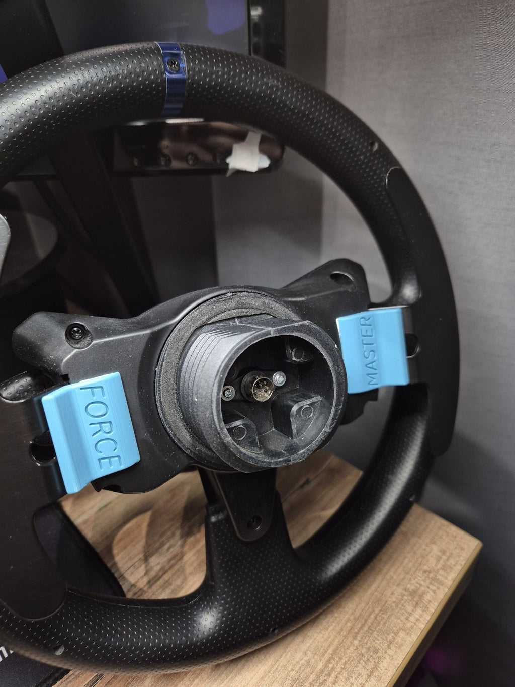 Mod magnetyczny Forcemaster zamontowany na bazie kierownicy Thrustmaster – widok od strony łopatek.