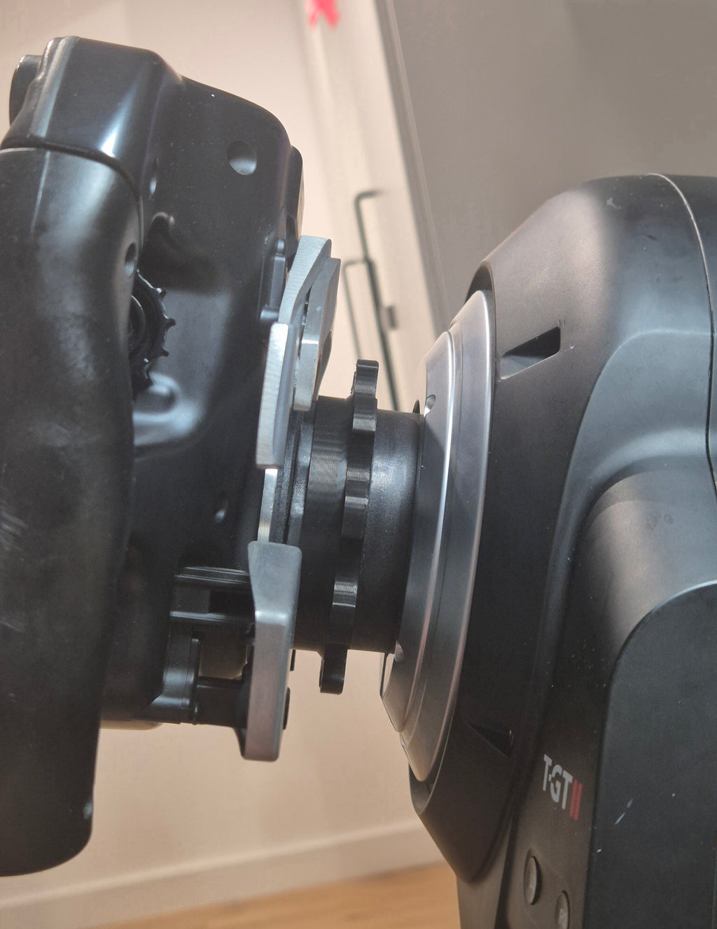 Profil boczny adaptera Quick Release Forcemaster pokazujący sposób mocowania obręczy SF1000 bez użycia fabrycznej śruby.