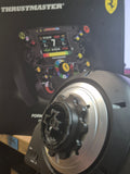 Czarny adapter Quick Release Forcemaster w wersji dedykowanej do kierownicy Thrustmaster SF1000, zamontowany na bazie.