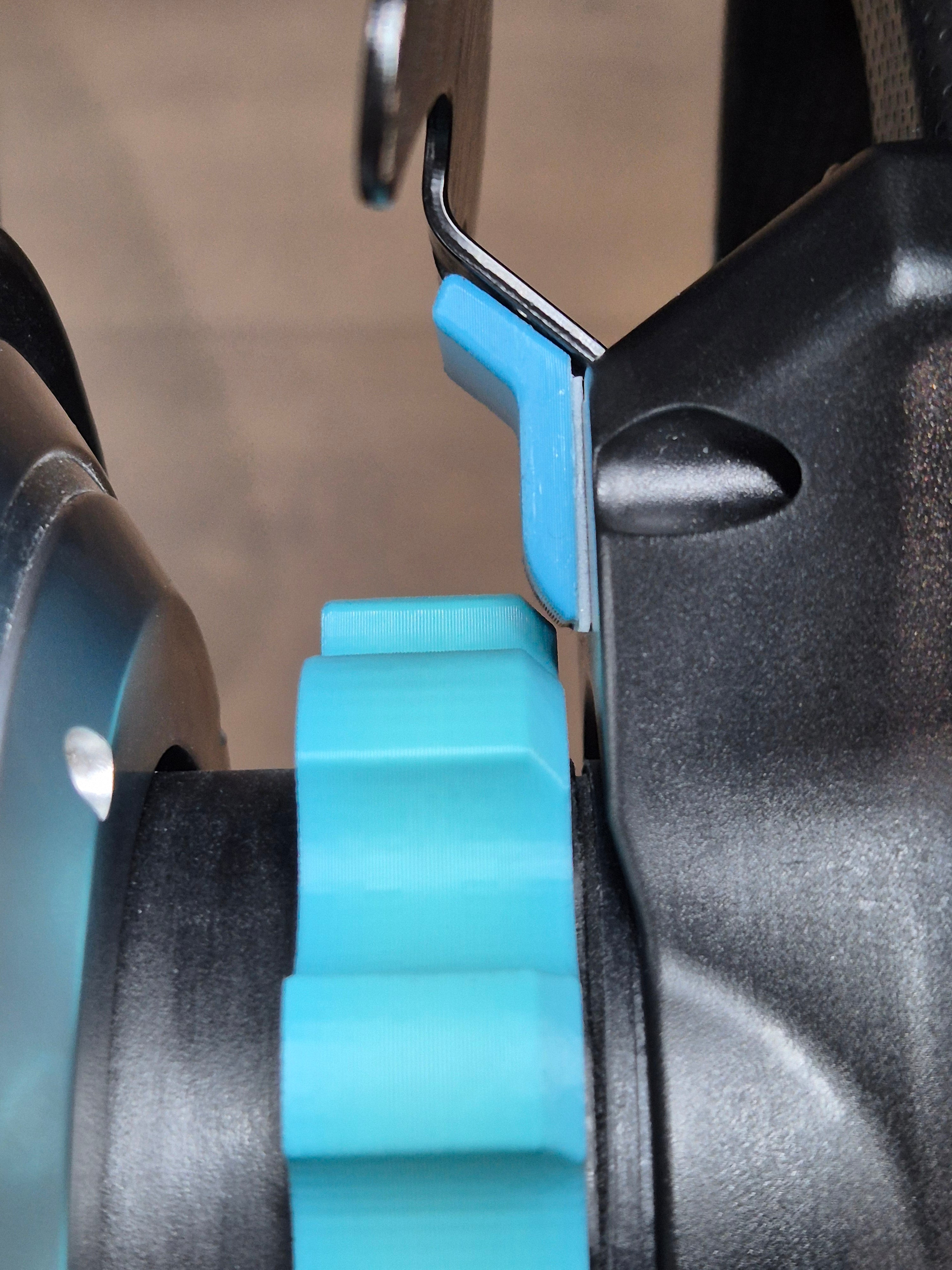 Detale montażowe adaptera QR Forcemaster pod obręczą kierownicy – pewne trzymanie bez luzów.