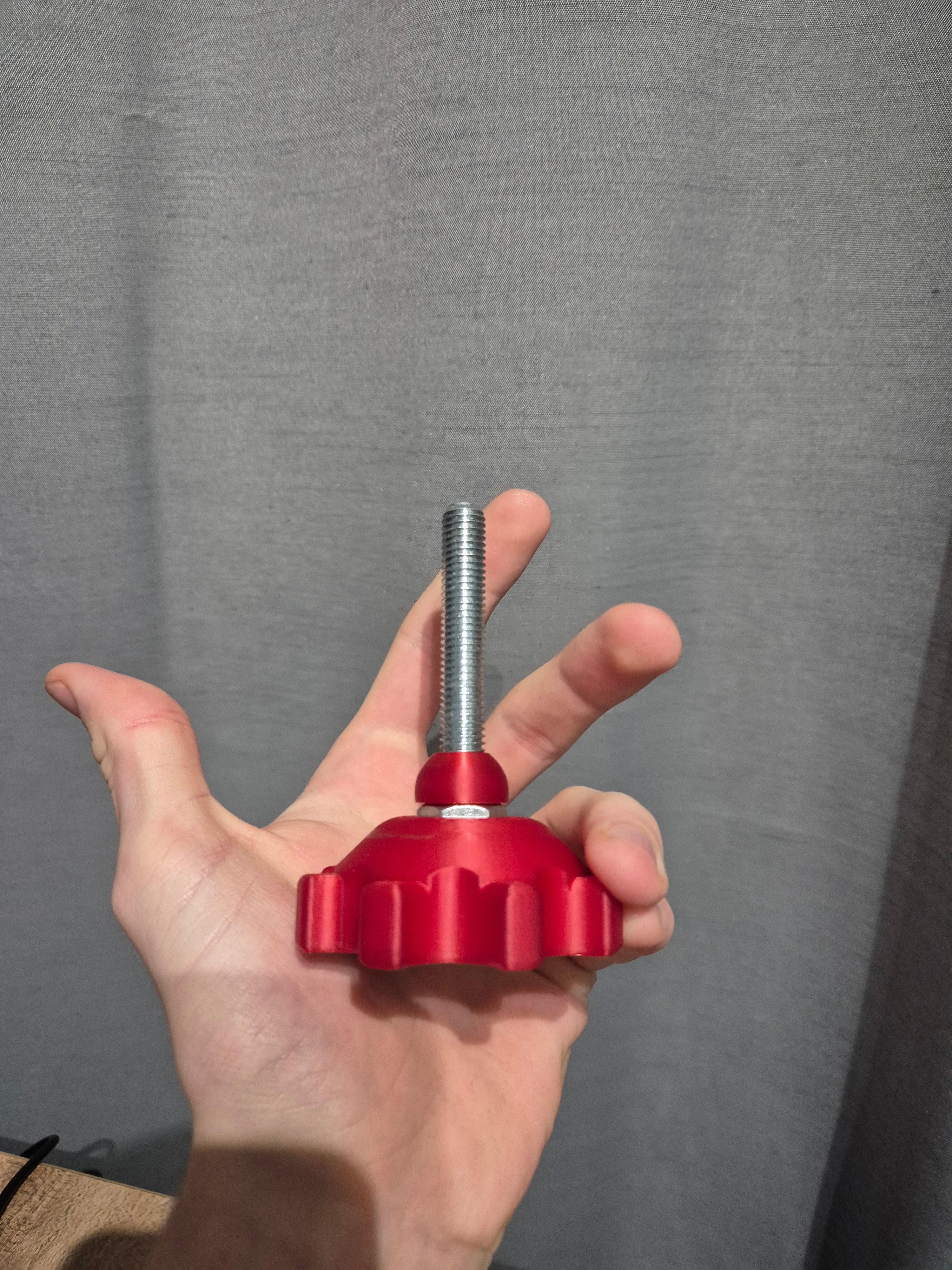 Prezentacja rozmiaru i wykończenia śruby Forcemaster trzymanej w dłoni, pokazująca solidną konstrukcję i metalowy trzpień.