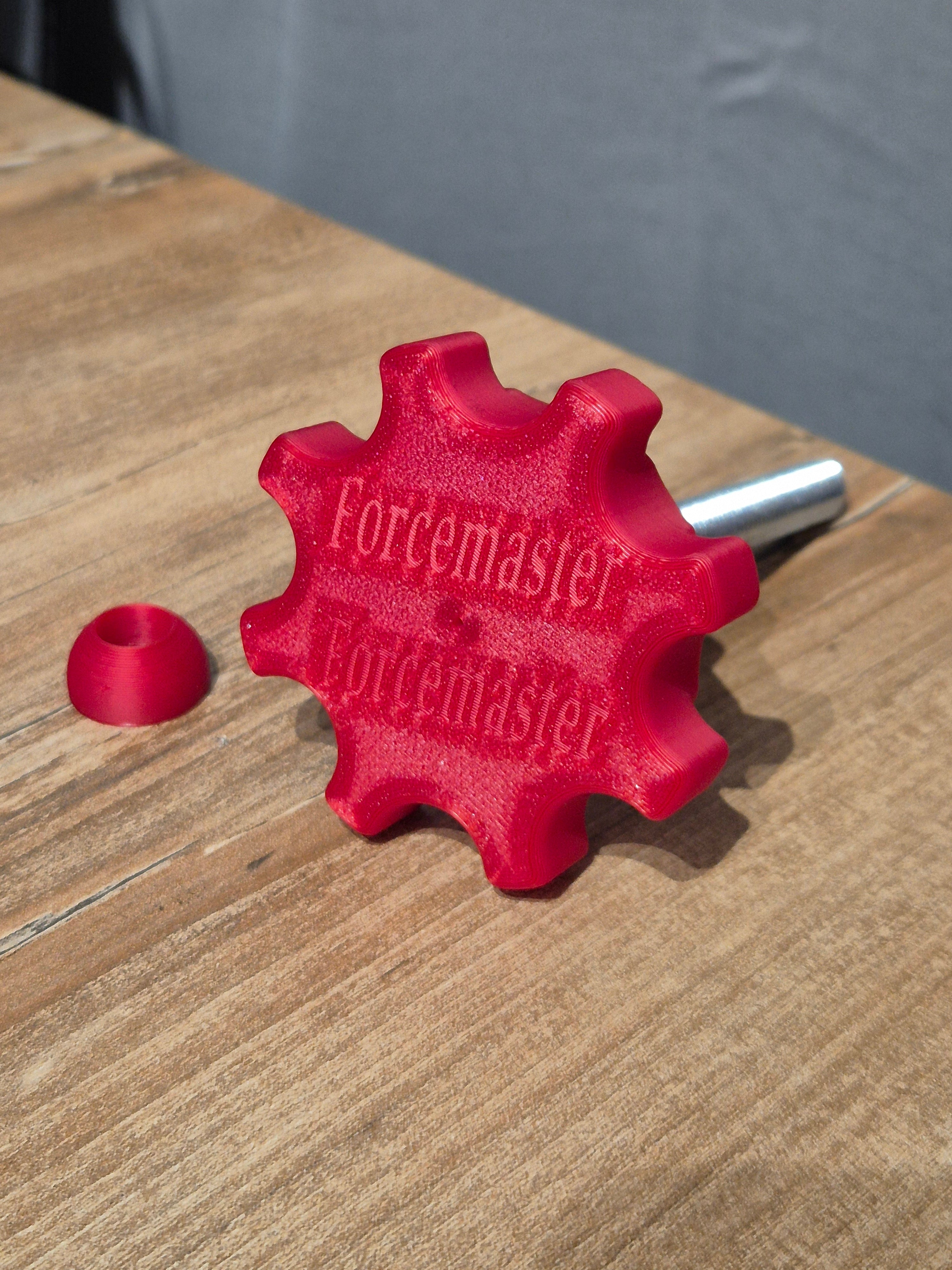 Wzmocniona czerwona śruba mocująca Forcemaster do kierownic Thrustmaster, wykonana w technologii druku 3D z wytrzymałego materiału.