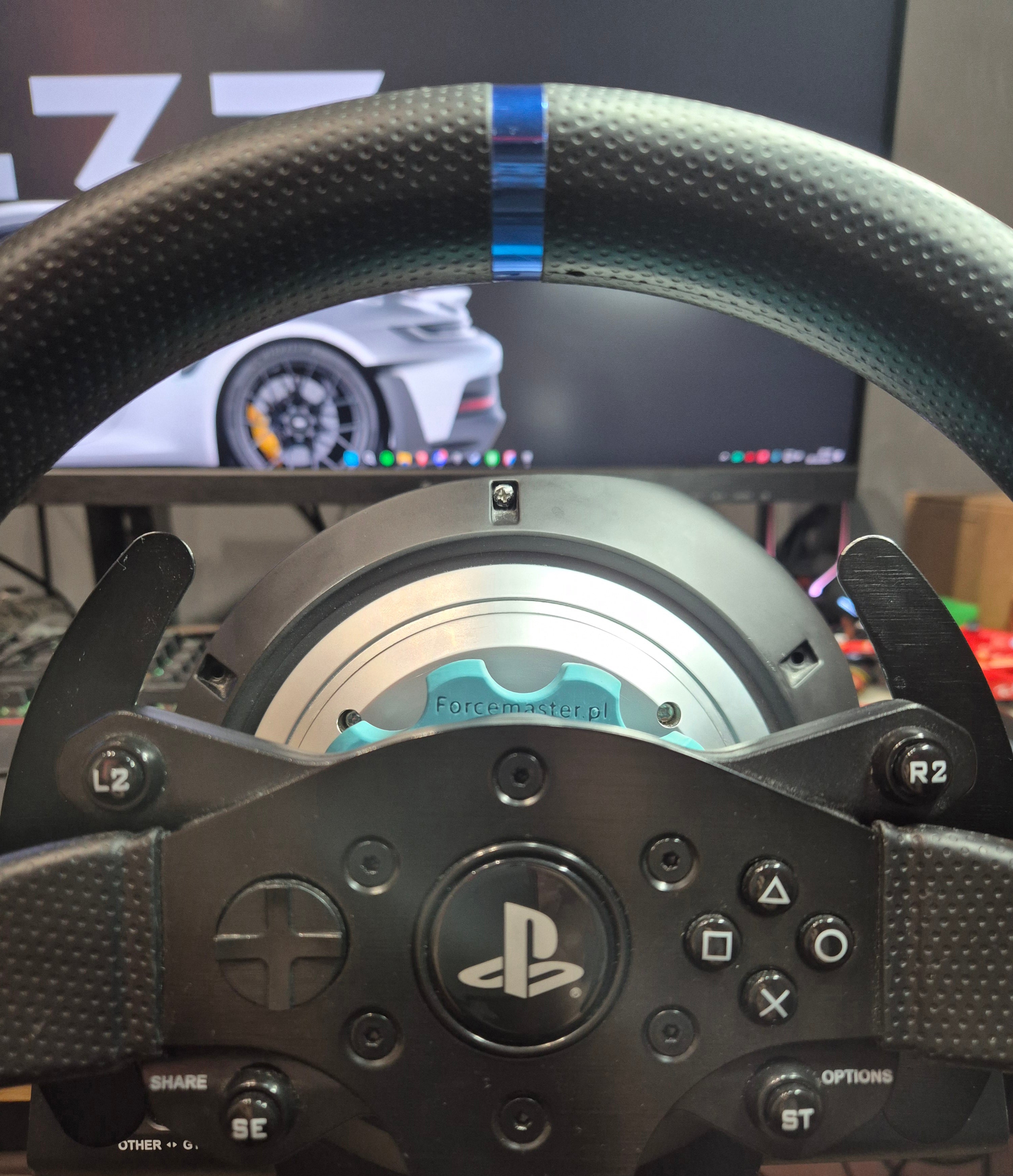 Kierownica Thrustmaster z zamontowanym adapterem Quick Release Forcemaster gotowa do jazdy w symulatorze.