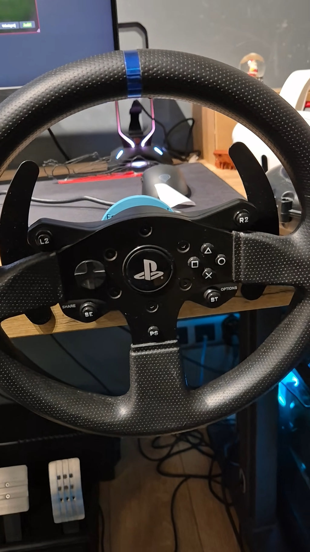 Kierownica do symulatora wyścigów Thrustmaster z przyciskami PlayStation i łopatkami zmiany biegów